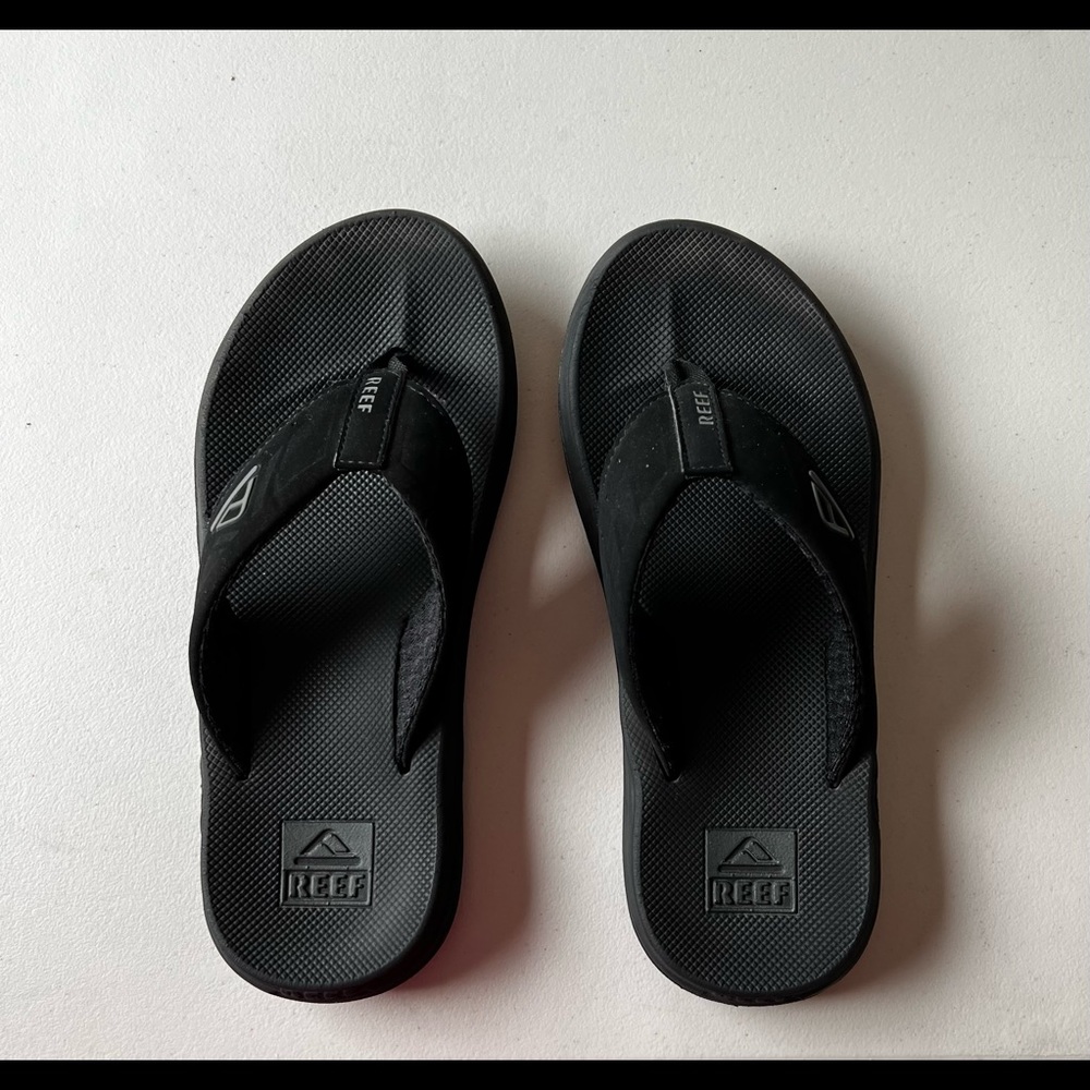 **VERY NEW** Reef Phantom Flip Flops - Size 7
